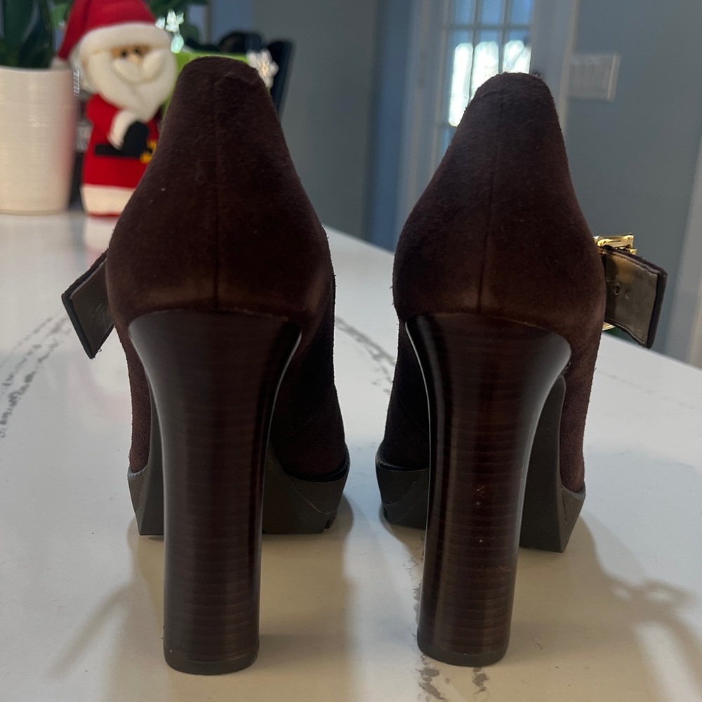 Michael Kors Dark Brown Suede Heels with Gold Buckle Size 7.5 M - Picture 10 of 16